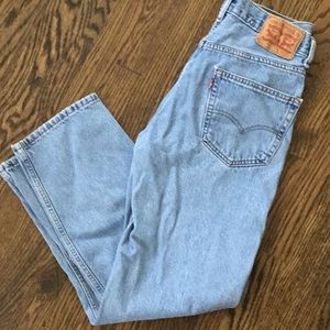 Vintage Levi’s 550 fits like a size 8 natural distressing pictured